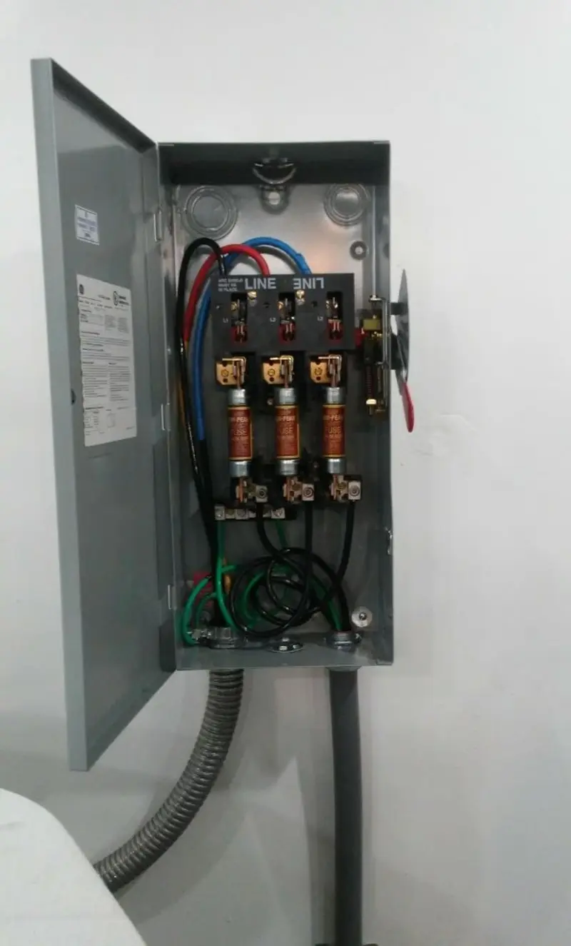 Three-phase disconnect switch installed for Smoke Detector Installation in Elkland